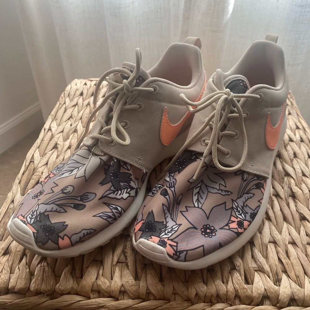 Nike Roshe One Print Aloha in brown tropical floral print